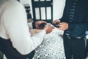 介護の仕事で役立つ「名刺交換」方法マニュアル