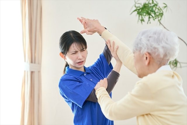介護現場でのハラスメント対応マニュアル｜利用者・家族からのハラスメントへの対処法を解説